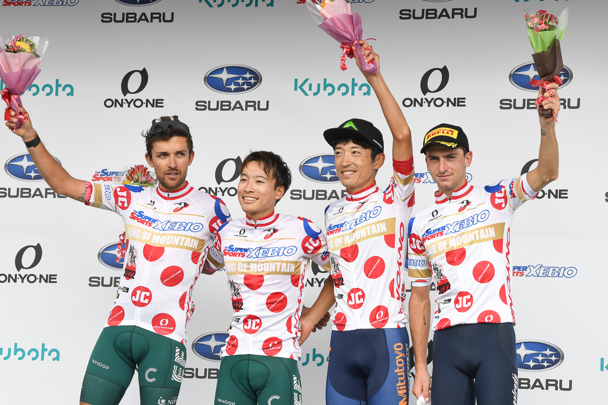 山岳賞表彰式 左から、ジェームズ・ショー、岡篤志(共にEFエデュケーション・イージーポスト)、増田成幸(宇都宮ブリッツェン)、ジュリオ・チッコーネ(イタリア、トレック・セガフレード)