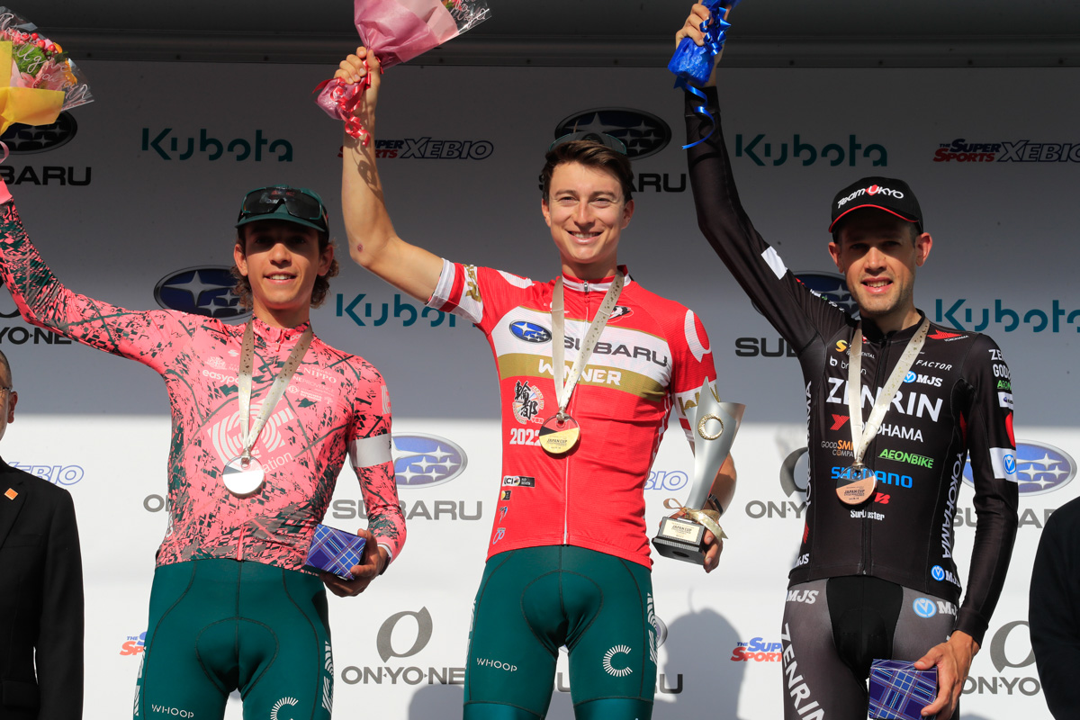 ジャパンカップ覇者ニールソン・ポーレス(アメリカ、EFエデュケーション・イージーポスト)、2位アンドレア・ピッコロ、3位ベンジャミン・ダイボール
