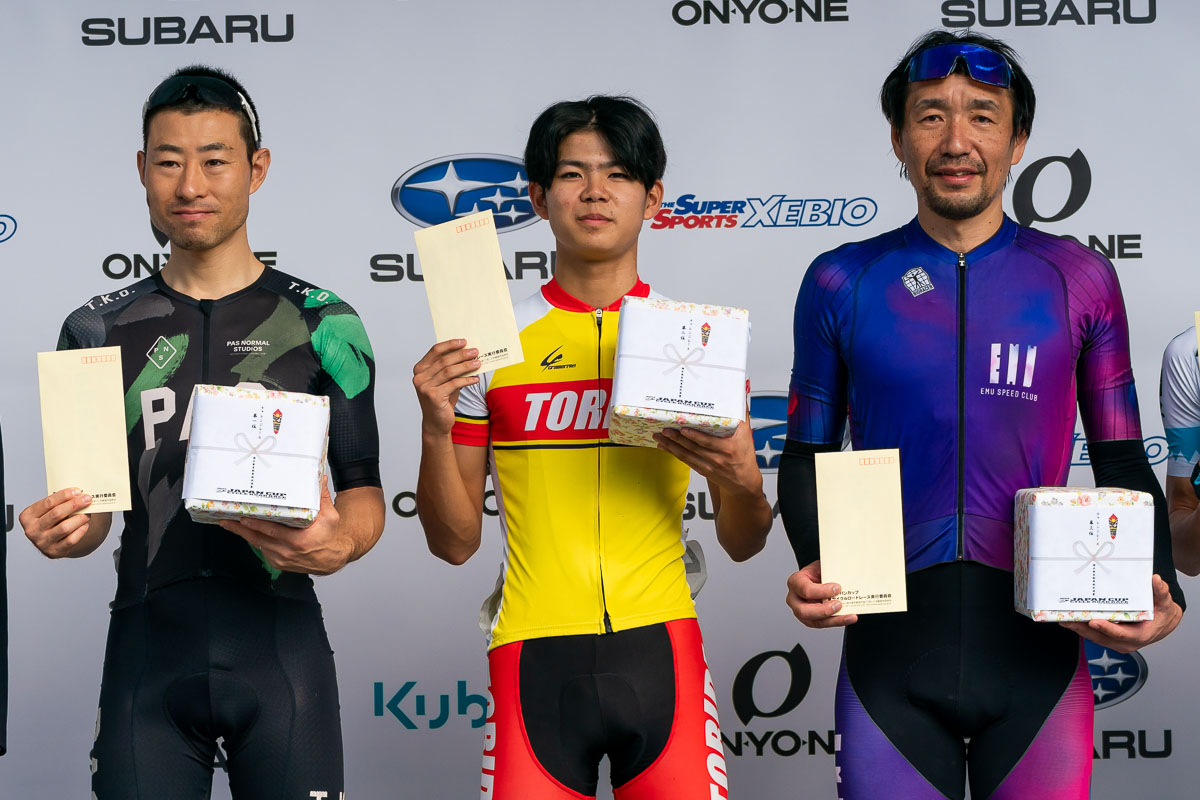 チャレンジレース（左から）1位 青木峻二（神奈川）、2位 穴澤桜晴（茨城）、3位 吉岡誠一（EMU SPEED）