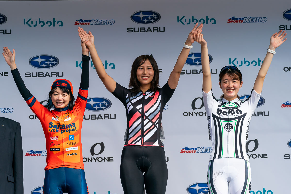 チャレンジレース女子 1位 本田 紗央⾥（東京都、写真中央）、2位 橋本 弘子（サイタマサイクルプロジェクト、左）、3位 河野 愛佳（バルバクラブトヤマ、右）