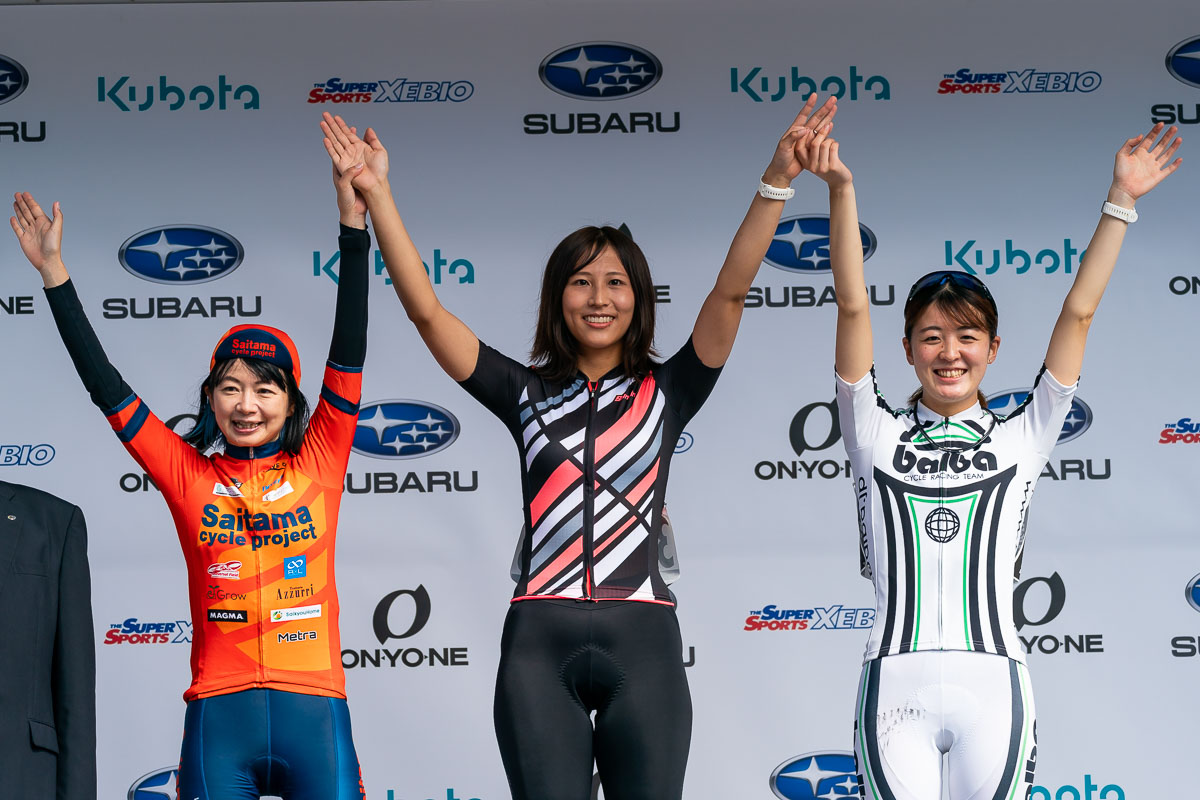 チャレンジレース女子 1位 本田 紗央⾥(東京都、写真中央)、2位 橋本 弘子(サイタマサイクルプロジェクト、左)、3位 河野 愛佳(バルバクラブトヤマ、右)