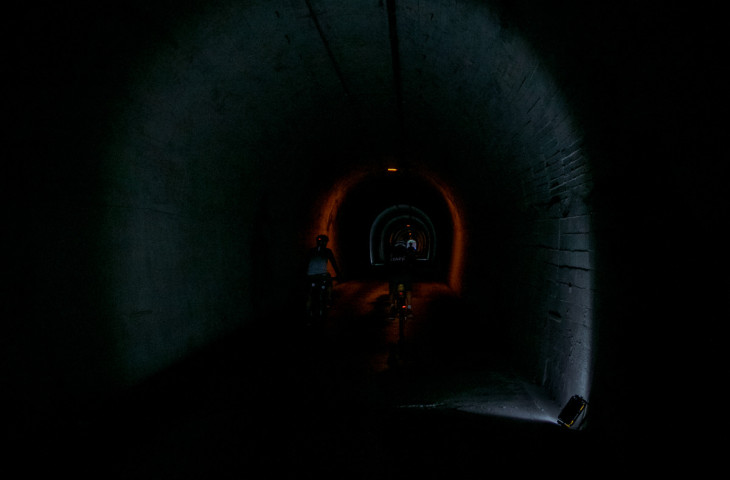 早速現れる夜叉神トンネル。長いトンネルで、途中は染み出してきた地下水が降ってくる箇所も。アドベンチャー感あるスポットだ。体感でこれくらいの暗さである。