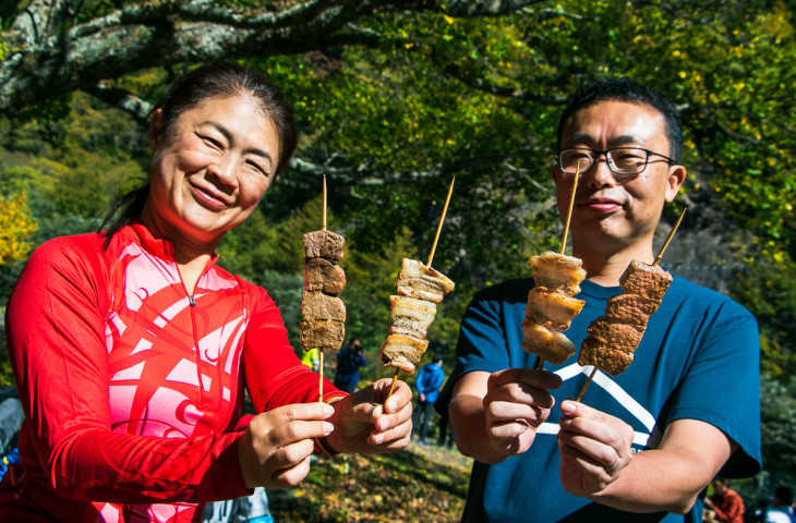 甲州豚やワインビーフの厚切り串焼きにかぶりつく!