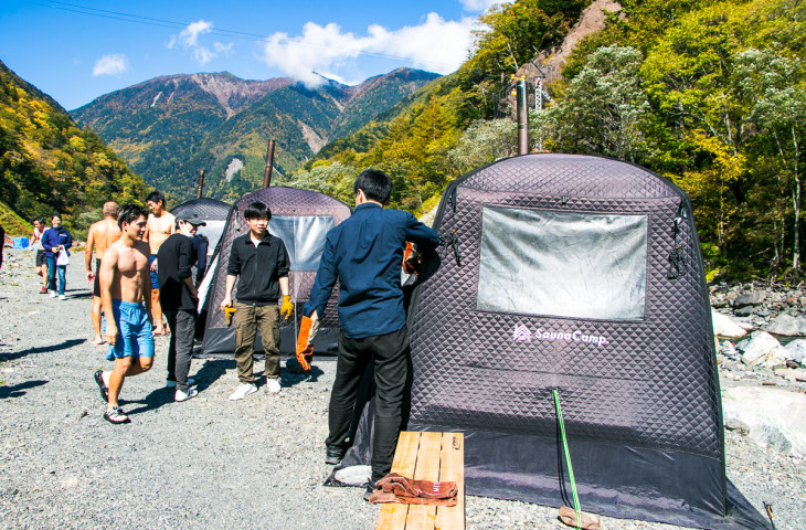 河原に設置されたテントサウナ。