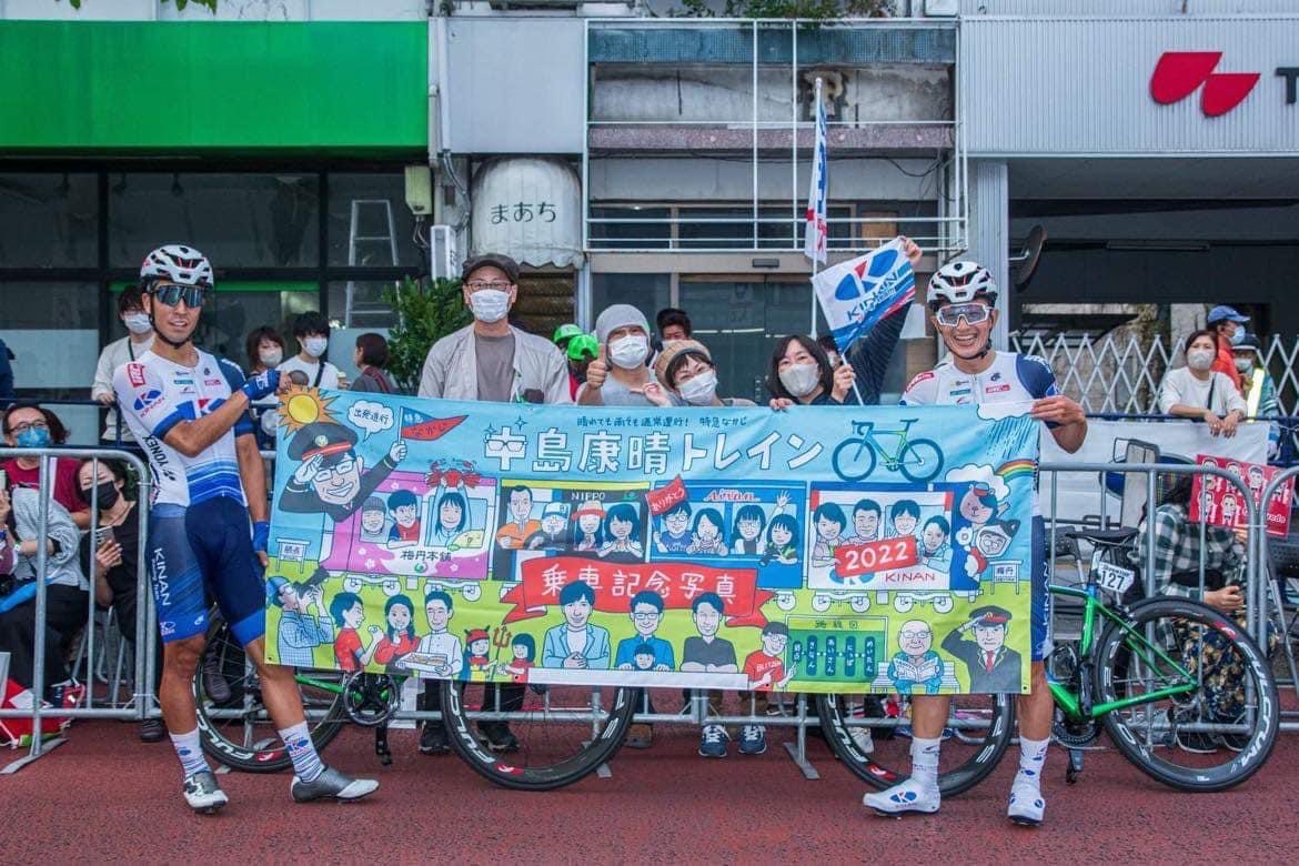 引退する鉄道好きの中島康晴(キナンレーシング)のために描かれたイラストフラッグを見つけ、本人が駆け寄ってきてくれた