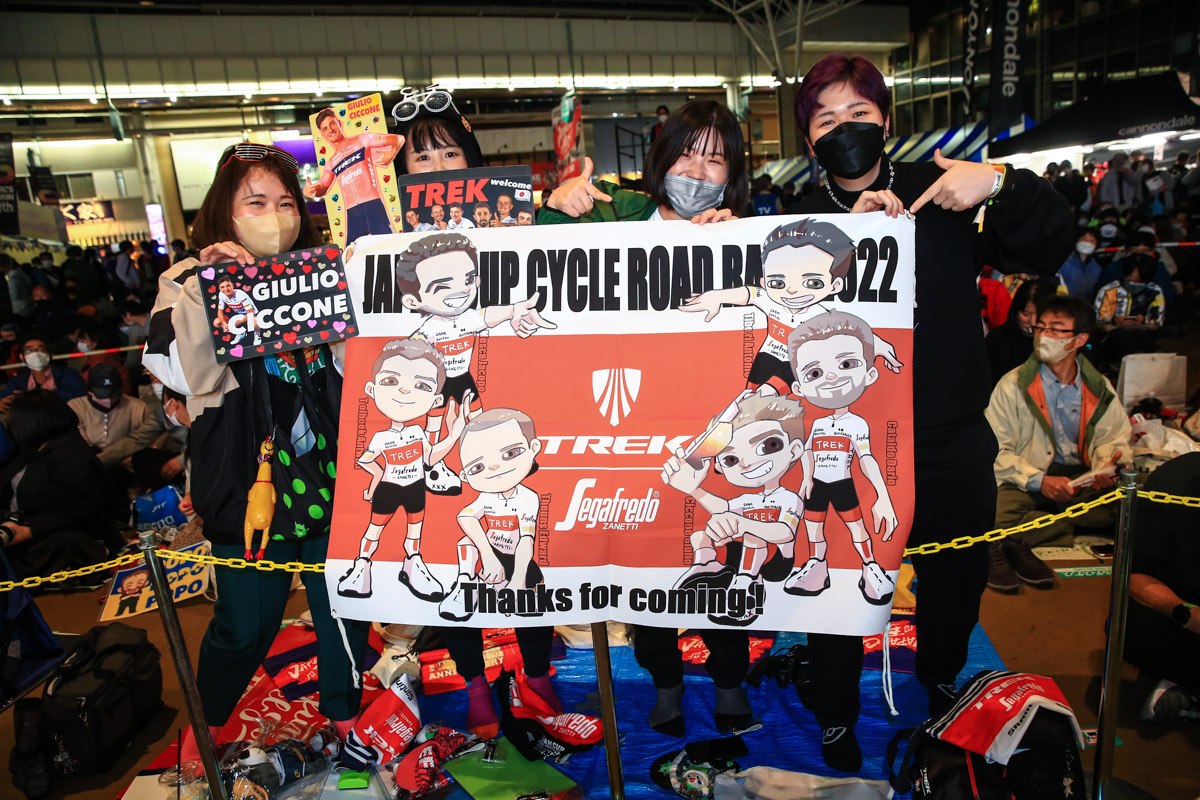 トレック・セガフレードファンは今年もいちばん気合が入ったフラッグを用意した