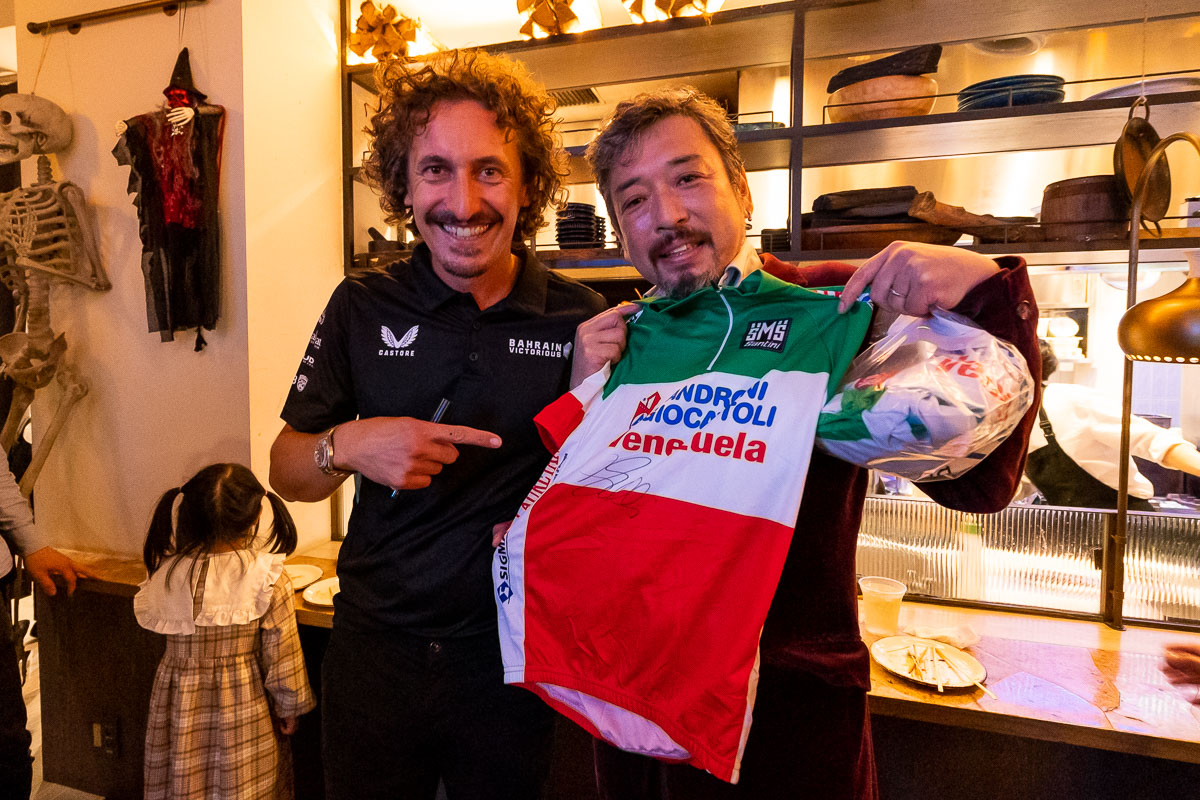 2012年イタリアロード覇者・ペッリツォッティ監督と、本人サイン入りチャンピオンジャージと一緒にパチリ