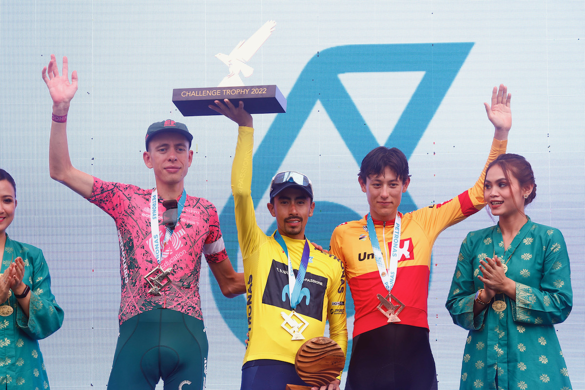ツール・ド・ランカウイ2022総合表彰台:2位ヒュー・カーシー(イギリス、EFエデュケーション・イージーポスト)、1位イバン・ソーサ(コロンビア、モビスター)、3位トースタイン・トレーエン(ノルウェー、ウノエックス・プロサイクリング チーム)