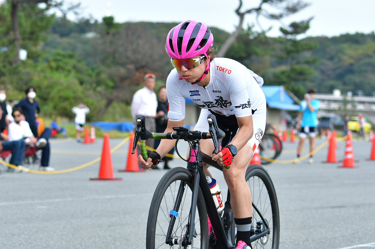 根本香織（Team 一匹狼）は3位でゴールし、リーダージャージを獲得