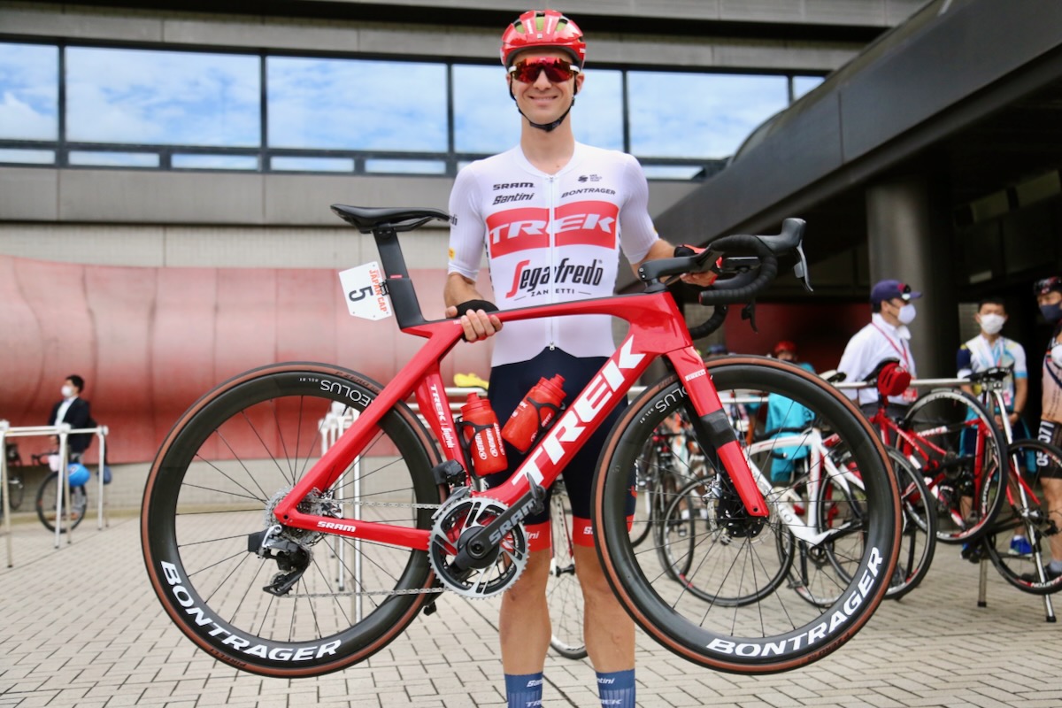 エドワード・トゥーンス（ベルギー、トレック・セガフレード）とトレック Madone SLR。ジャパンカップクリテのパレード前にて