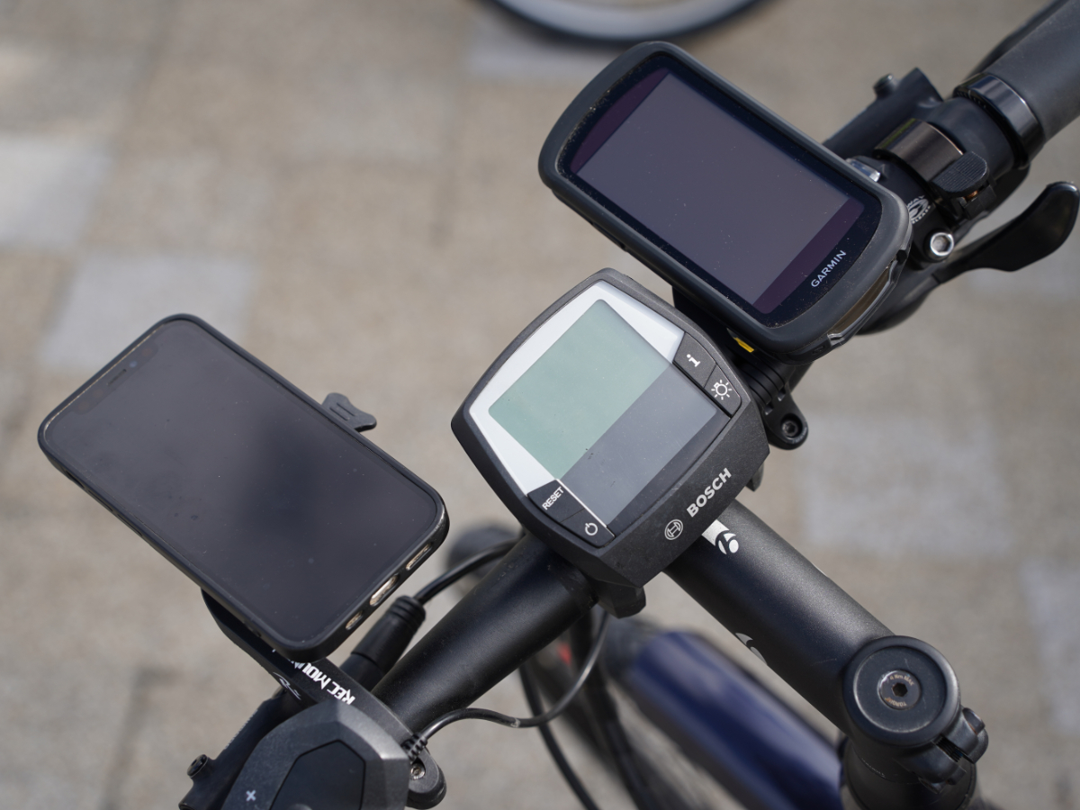 右にガーミン、真ん中にEバイクのモニター、左にスマートフォンのマルチディスプレイ体制