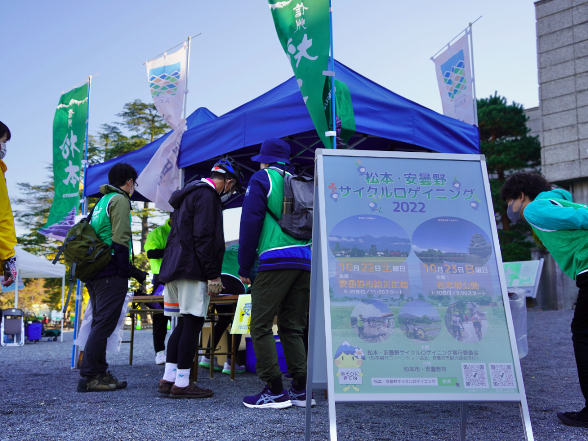 2日目のスタート / ゴール地点は松本城広場 早朝からサイクリストが集う