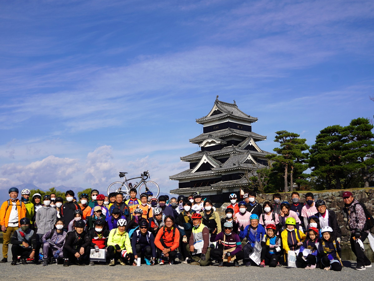 松本城をバックに全員集合　心地よい秋晴れに恵まれた