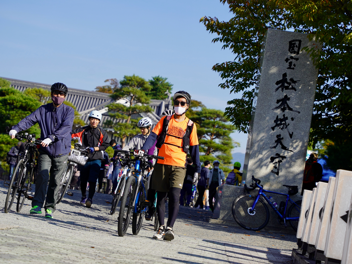 四方八方へ走り出していく参加者 園内は押し歩きで