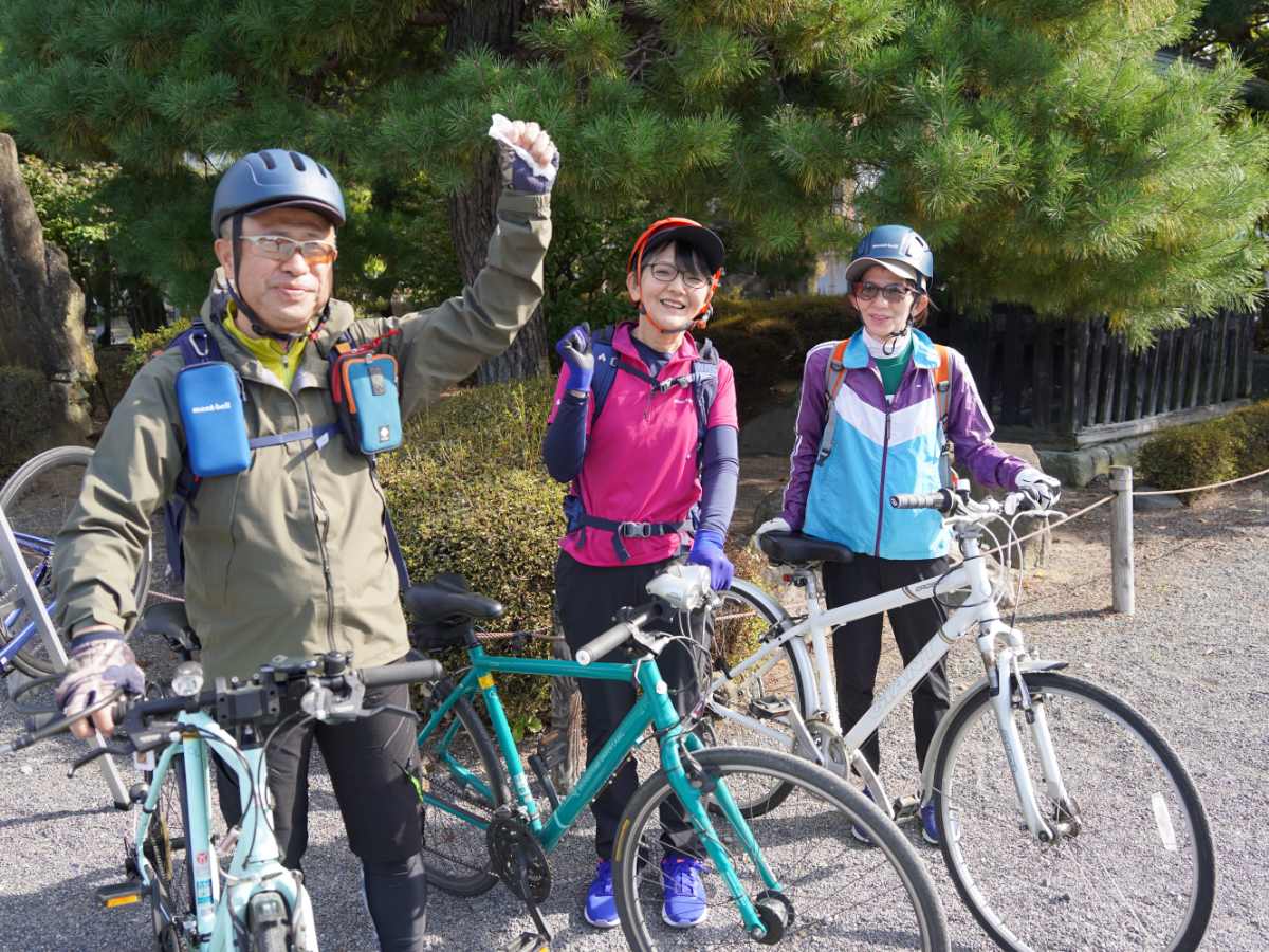 全員クロスバイクの御三方　松本市街を楽しみつくしガッツポーズ