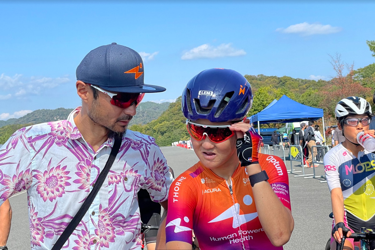 武井きょうすけコーチのサポートを受ける與那嶺恵理(ヒューマンパワードヘルス)