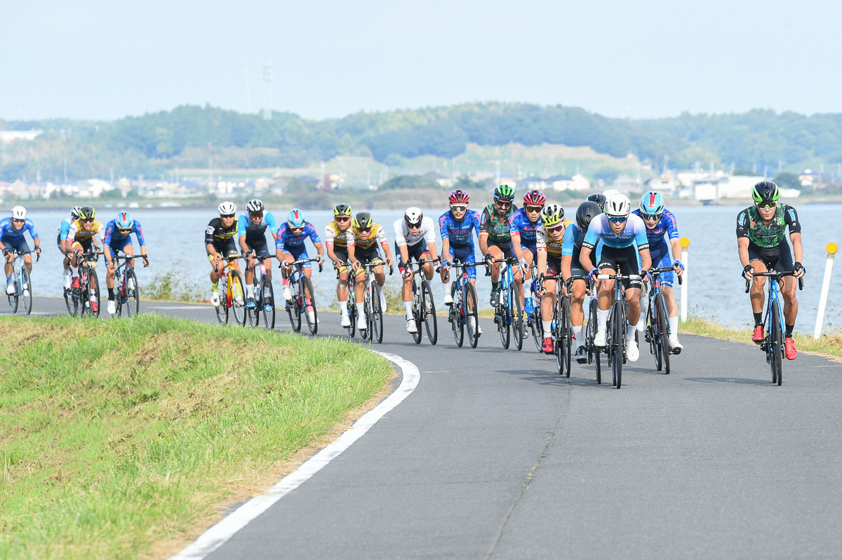 レース中盤、後方からの合流で30名ほどになった集団