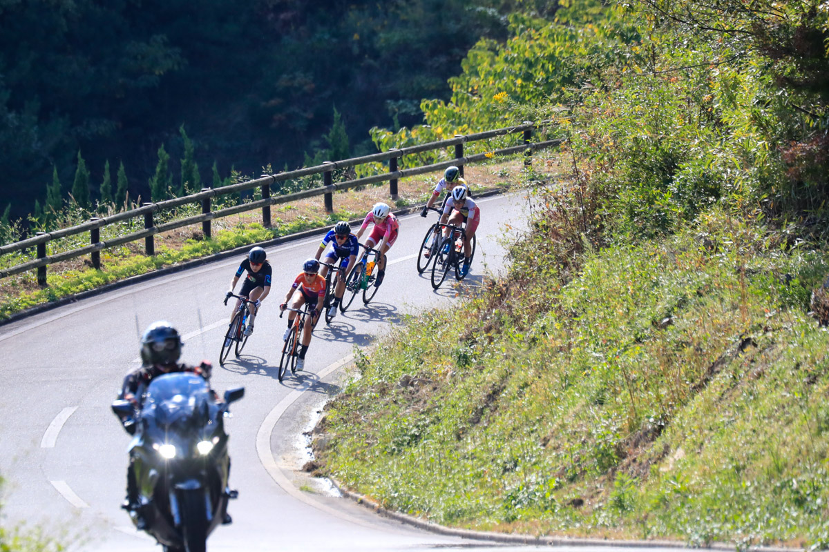 5周目、U23の小林あか里(弱虫ペダルサイクリングチーム)がジョインして6人になった先頭集団