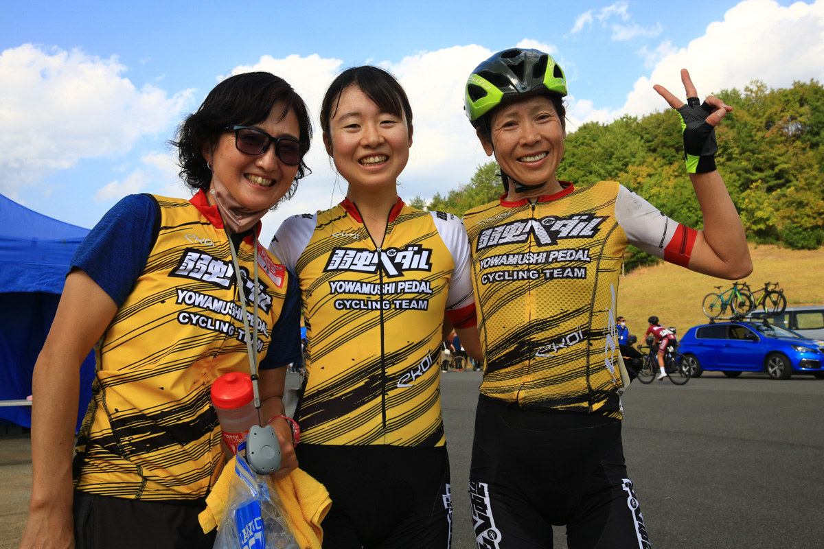 U23全日本ロードレースタイトルを獲得。母の小林可奈子と唐見実世子に祝福される小林あか里(弱虫ペダルサイクリングチーム)