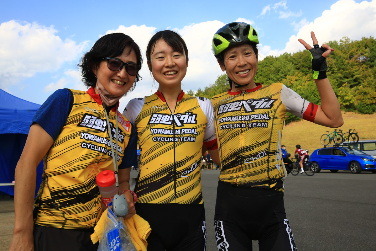 母の小林可奈子と唐見実世子に祝福される小林あか里（弱虫ペダルサイクリングチーム）