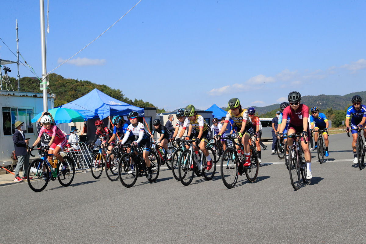 女子の全日本選手権はU23の7人を含む18人がスタート