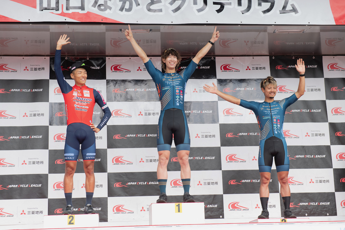 山口ながとクリテリウム2022表彰台:2位小野寺玲(宇都宮ブリッツェン)、1位沢田桂太郎(スパークルおおいたレーシングチーム)、3位沢田桂太郎(スパークルおおいたレーシングチーム)