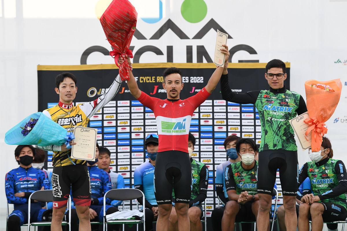 年間総合表彰式 個人総合優勝の小林海(マトリックスパワータグ、中央)2位の入部正太朗(弱虫ペダルサイクリングチーム、左)と、3位のレオネル・キンテロ(マトリックスパワータグ)