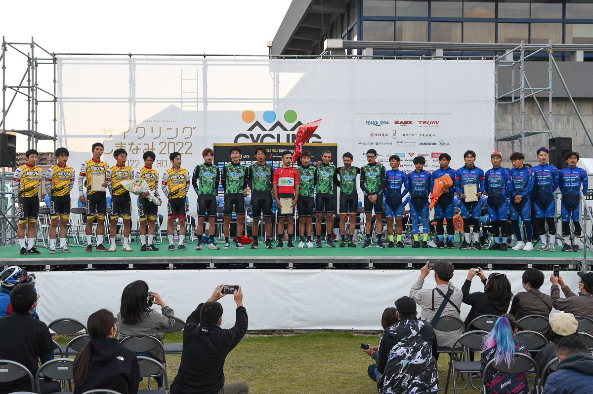 年間総合表彰式 チーム総合優勝のマトリックスパワータグ(中央)、2位・弱虫ペダルサイクリングチーム(左)、3位・愛三工業レーシングチーム