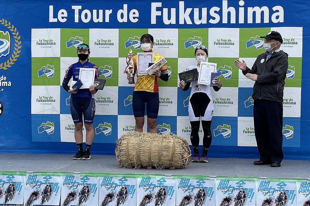 Wクラス表彰式。左より2位の岡本、優勝の大関、3位の山田の各入賞選手たち