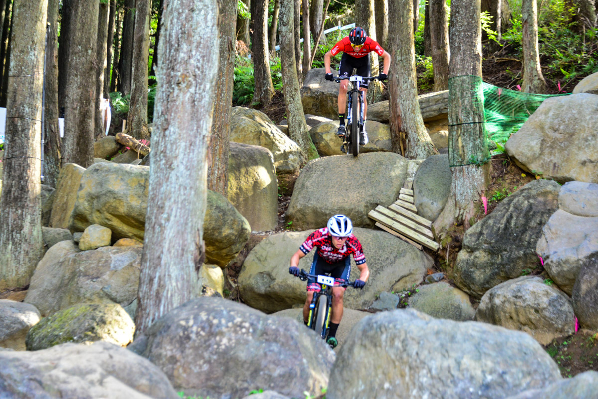 男子エリートは平林安里（チームスコット・テラシステム）をユーリ・ザノッティ（イタリア／BMC MTBレーシング）がマークする展開に