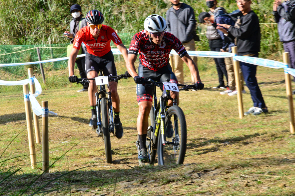 平林安里がレースをリード、その後ろにユーリ・ザノッティ（イタリア／BMC MTBレーシング）がぴたりと着く