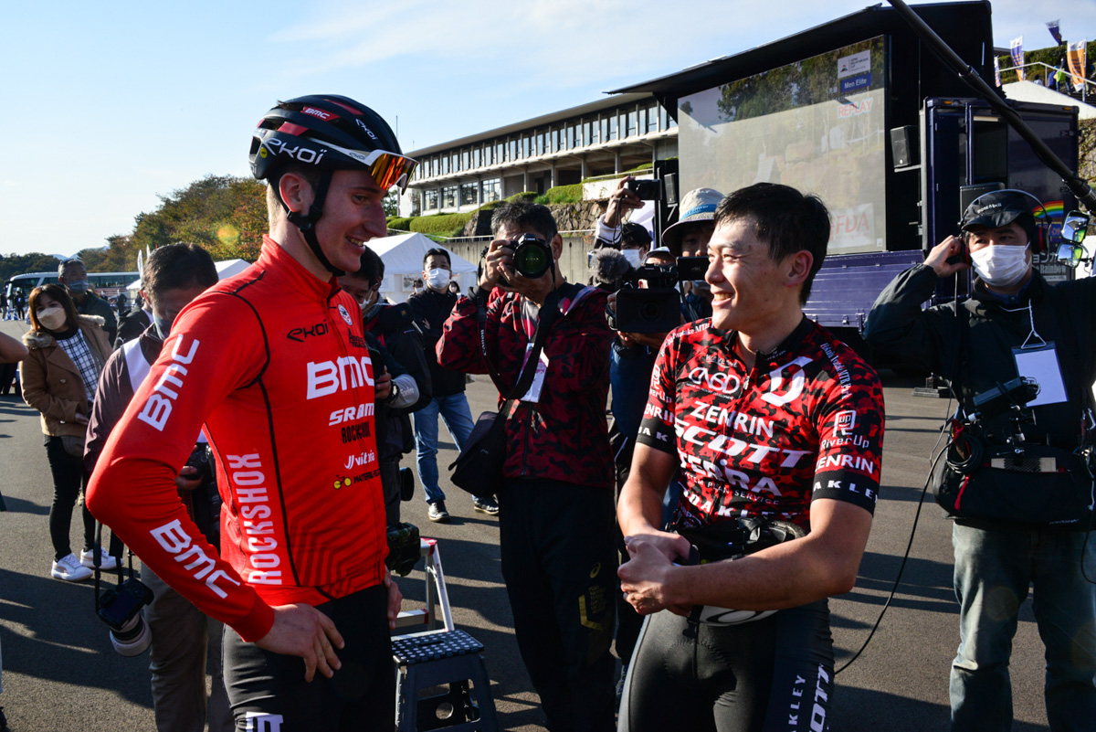 レース後に互いの走りを讃えあうユーリ・ザノッティ(イタリア/BMC MTBレーシング)と平林安里(チームスコット・テラシステム)