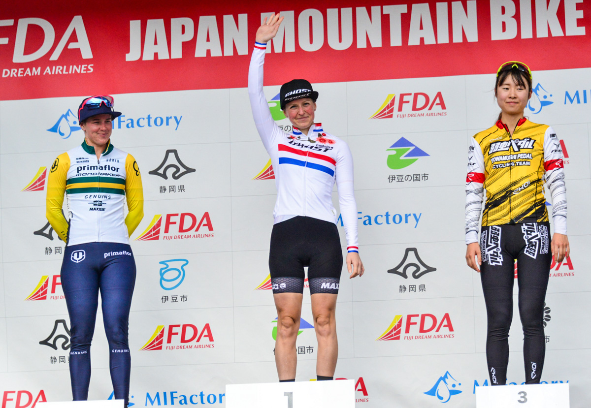女子エリート表彰 優勝はアンネ・テルプストラ(オランダ、ゴーストファクトリーレーシング)