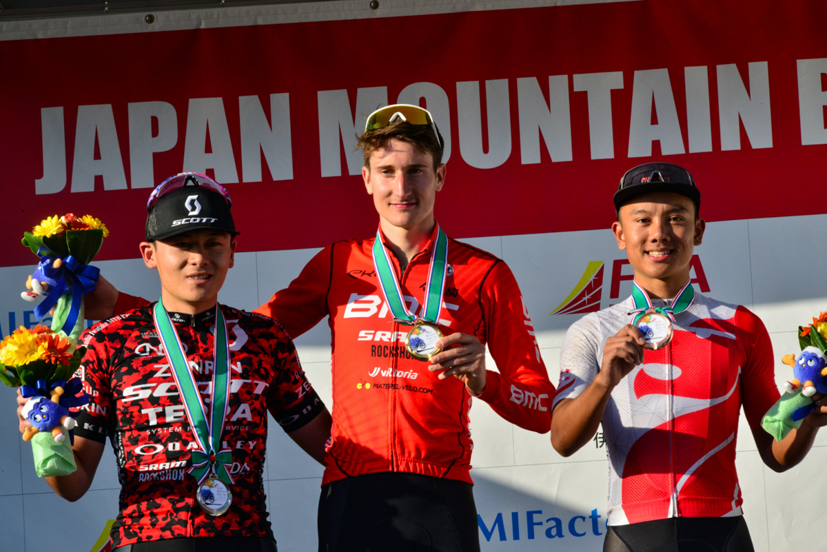 男子エリート表彰 優勝はユーリ・ザノッティ(イタリア/BMC MTBレーシング)