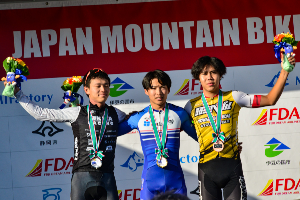 男子U23表彰 優勝は村上功太郎(松山大学)、2位鈴木来人(FUKAYA Racing)、3位中島渉(弱虫ペダルサイクリングチーム)