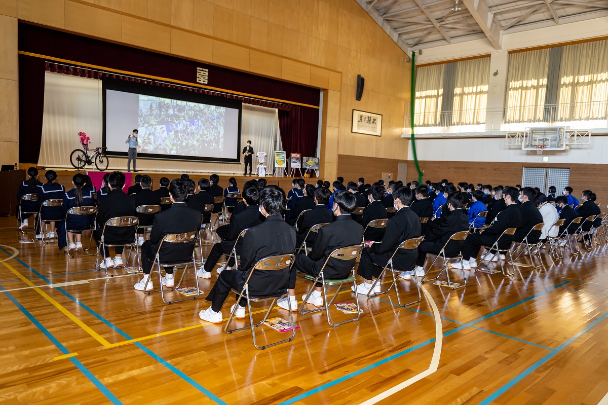 愛知県新城市にある新城市立八名中学校の1年生と2年生を対象に講演会が実施された