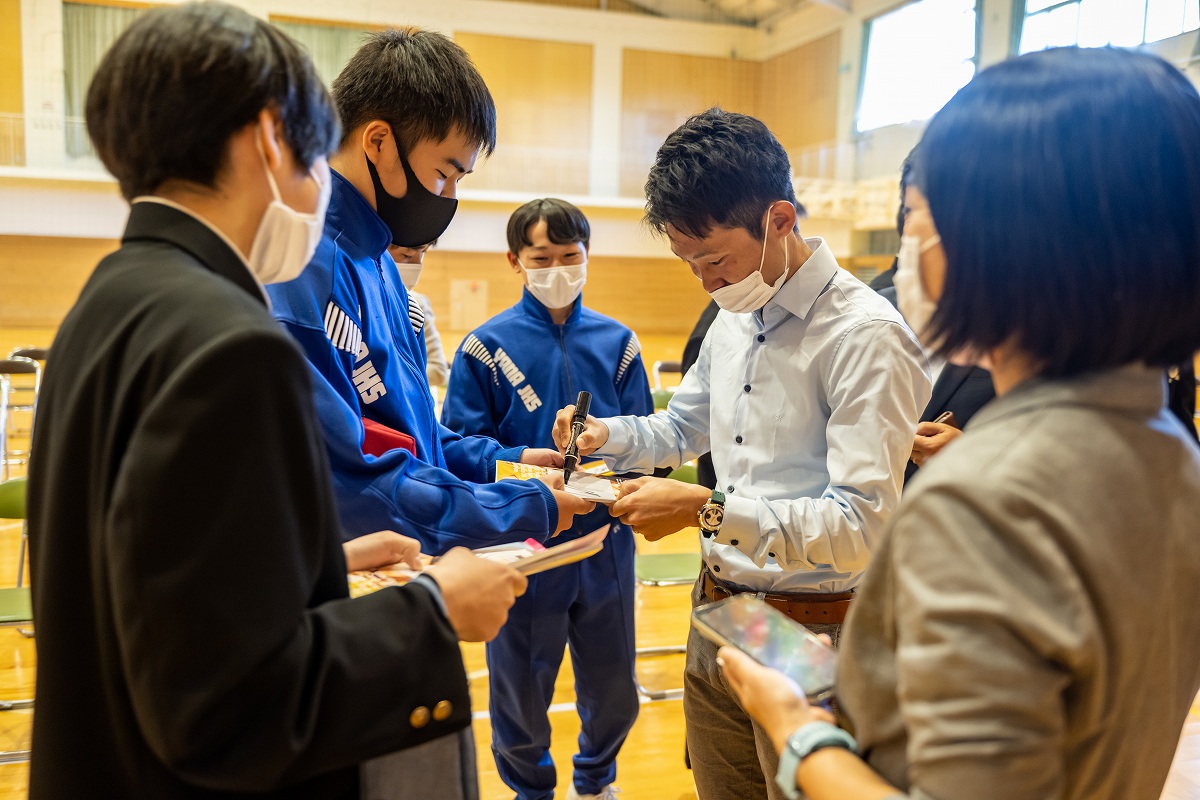 講演会後、サインを求められる中根