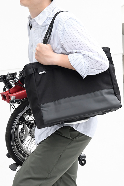通勤通学用のバッグとして活躍するFLEXIBLE BIKE TOTE
