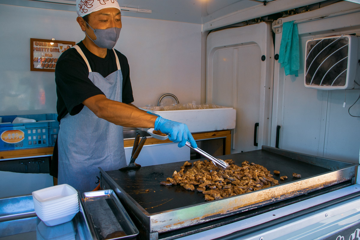 鉄板でジュウジュウと焼かれるホルモン