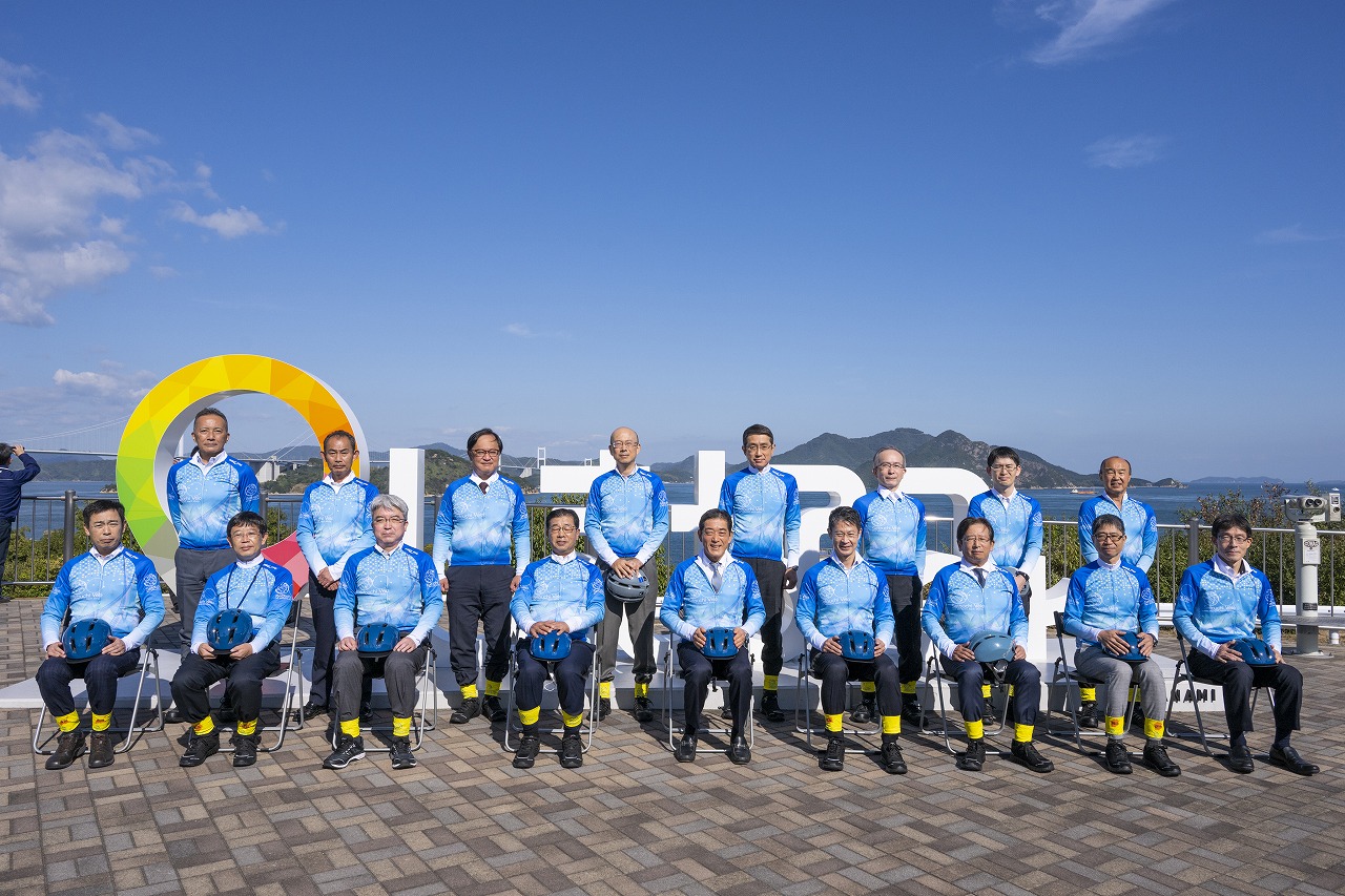 6県と各界の代表が来島海峡SAに集まり、Setouchi Vélo来島海峡会議が開催された