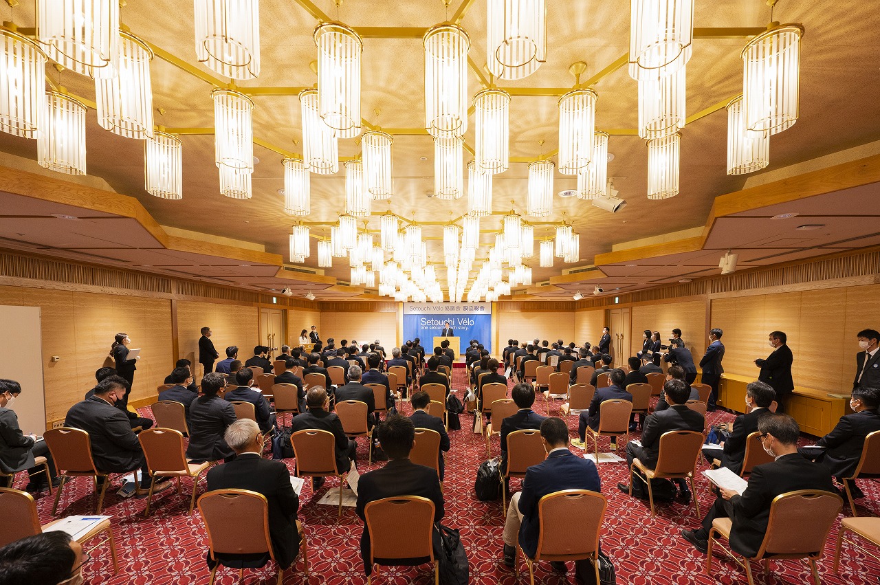 今治国際ホテルで開かれたSetouchi Vélo協議会設立総会。県の代表のほか、南あわじ市長や今治市長なども参加し、Setouchi Véloへの期待の大きさを感じる