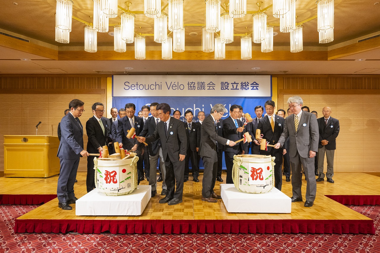 門田基志の発声でSetouchi Véloの発足を祝って鏡開きがおこなわれた