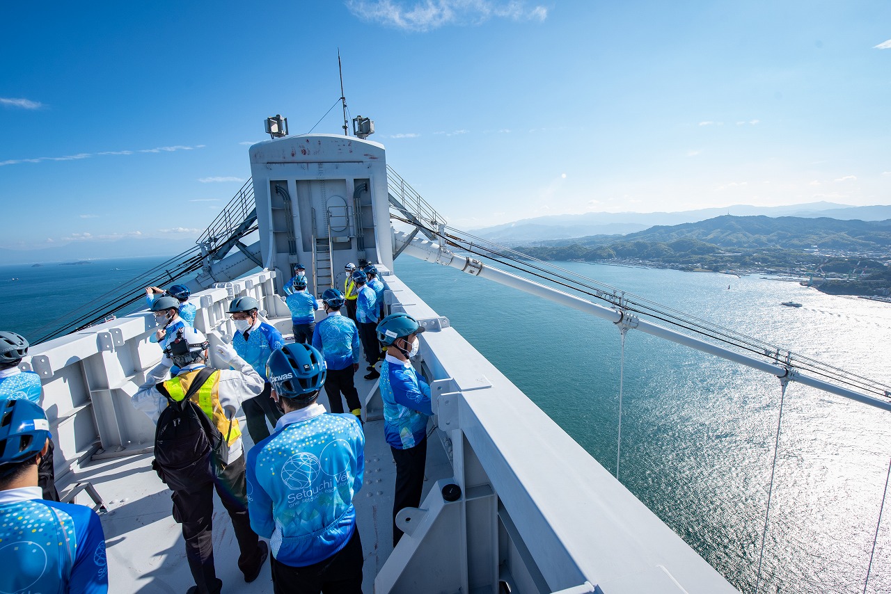 海の上を走れるしまなみ海道というだけでも異次元の体験であるのに、その橋を上から臨めるとは！　瀬戸内の多島美を楽しむ最上級の経験だ