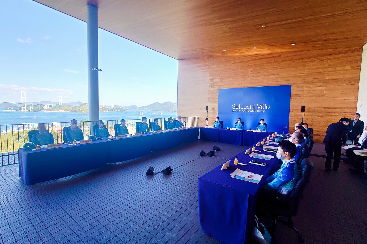 来島海峡SAの施設で開かれたSetouchi Vélo来島海峡会議。オープンエアで、奥にはまさに来島海峡大橋が見える 