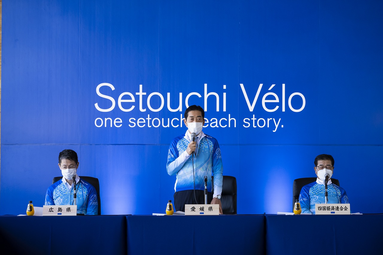 中村時広愛媛県知事が冒頭に挨拶。しまなみ海道をイメージする鮮やかなブルーに「Setouchi Vélo one setouchi,each story.」のメッセージ