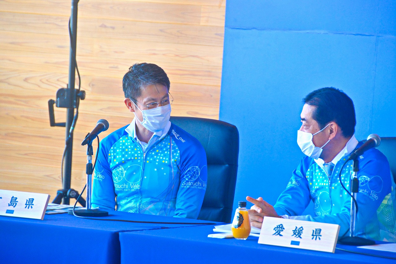 会議が始まる前から、中村愛媛県知事と湯崎広島県知事は笑顔で談笑したていた