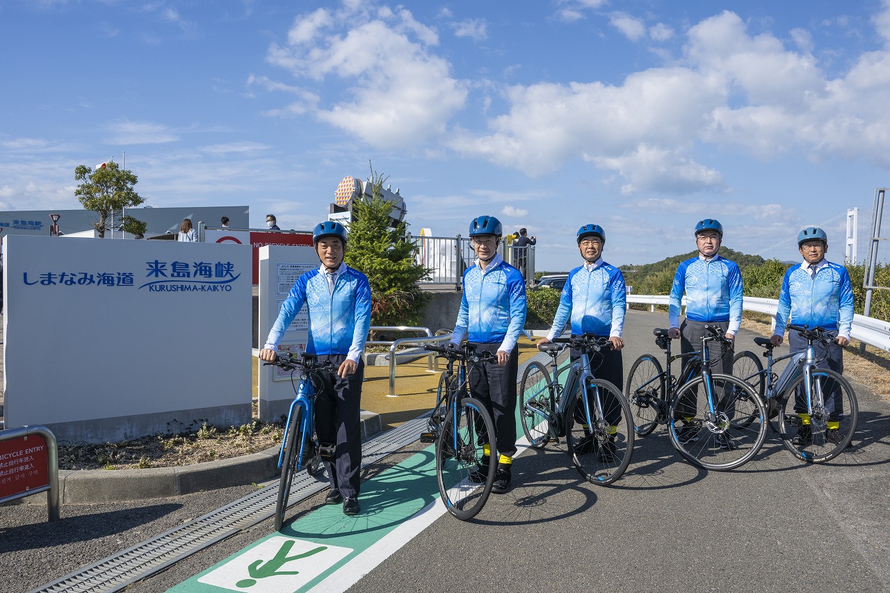 e-bikeでSetouchi Véloトライアルライドに出発する中村愛媛県知事、湯崎広島県知事ら 