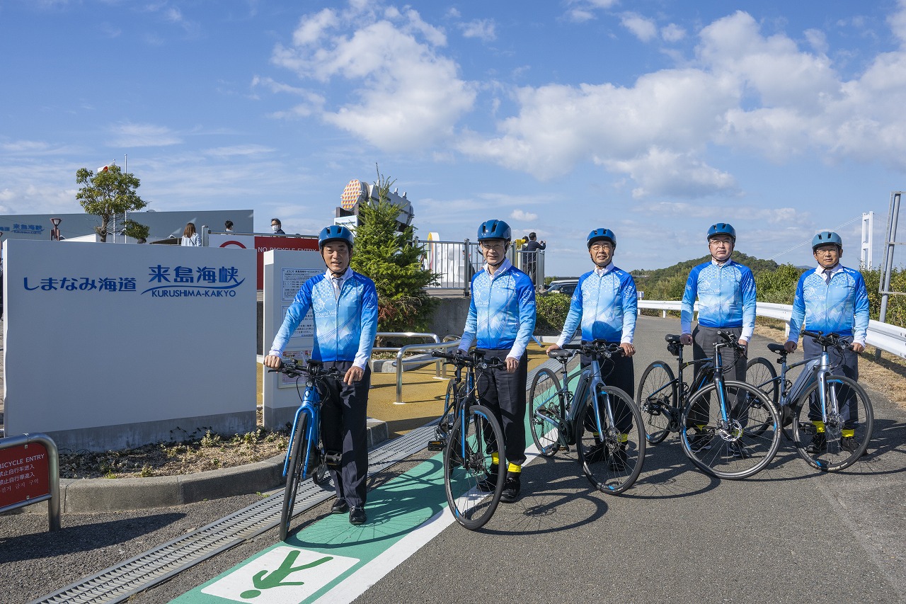 e-bikeでSetouchi Véloトライアルライドに出発する中村愛媛県知事、湯崎広島県知事ら