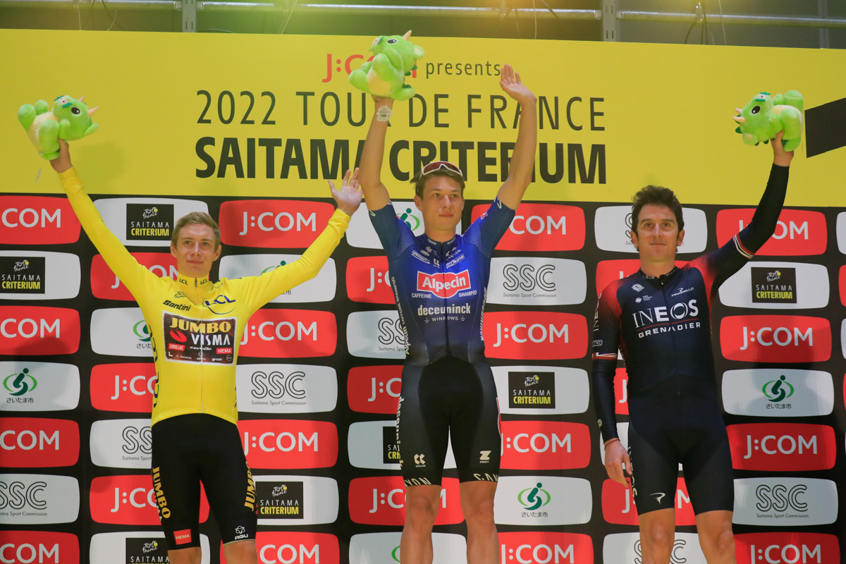 さいたまクリテリウム2022表彰台:2位ヨナス・ヴィンゲゴー(デンマーク、ユンボ・ヴィスマ)、1位ヤスパー・フィリプセン(ベルギー、アルペシン・ドゥクーニンク)、3位ゲラント・トーマス(イギリス、イネオス・グレナディアーズ)