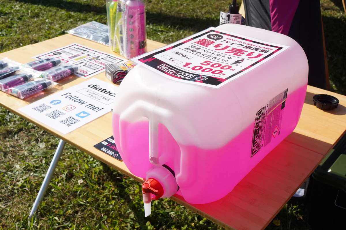 クリーナーの量り売りも!ペットボトルをレース会場に持っていけば、その場で購入可能だ